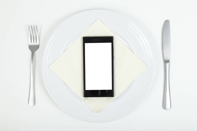 Smartphone auf Teller Smartphone auf Teller