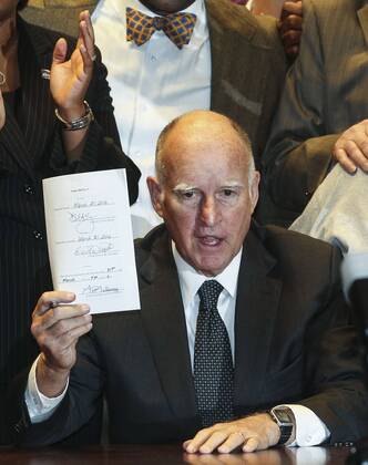 April 4, 2016 - Los Angeles, California, U.S - Governor Jerry Brown joins supporters from across the state in Los Angeles on Monday April 4, 2016, to sign landmark legislation passed by both houses of the Legislature last week Ã SB 3. The SB 3 makes California the first state in the nation to commit to raising the minimum wage to $15 per hour statewide. Under the plan, minimum wage will rise to $10.50 per hour on January 1, 2017 for businesses with 26 or more employees, and then rises each year until reaching $15 per hour in 2022. This plan also recognizes the contributions of small businesses Ã those with 25 or fewer employees Ã to California s economy and allows additional time for these employers to phase in the increases. Los Angeles U.S. - ZUMAc68_