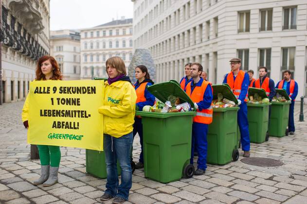 Wien 12.04.2016, Ballhausplatz, Wien, AUT, Demonstration vor dem Bundeskanzleramt, im Bild Greenpeace-Muellmarsch gegen Lebensmittelverschwendung during an demonstration in front of federal chancellors office in Vienna, Austria on 2016 04 12,  EP_gru 