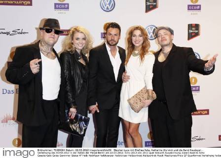 Stephan Luca mit Ehefrau Julia, Katharina Wyrwich und die Band Haudegen - Verleihuing des ECHO 2012 in der Hallen der Messe Berlin am 22.03.2012. Echo 2012