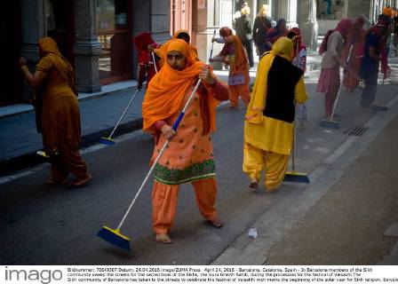April 24, 2016 - Barcelona, Catalonia, Spain - In Barcelona members of the Sikh community sweep the streets for the sacred book of the Sikhs, the Guru Granth Sahib, during the procession for the festival of Vaisakhi.The Sikh community of Barcelona has taken to the streets to celebrate the festival of Vaisakhi wich marks the beginning of the solar year for Sikh religion. Barcelona Spain - ZUMAb137