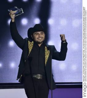 Latin artist Gerardo Ortiz holds is award at the 2016 Billboard Latin Music Awards at the Bank United Center, University of Miami, Miami, Florida on April 28, 2016.  MIA20160428132 GARYxIxROTHSTEIN
