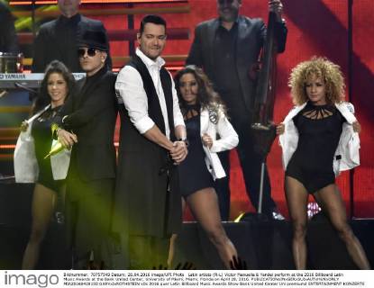 Latin artists (R-L) Victor Manuelle & Yandel perform at the 2016 Billboard Latin Music Awards at the Bank United Center, University of Miami, Miami, Florida on April 28, 2016.  MIA20160428150 GARYxIxROTHSTEIN