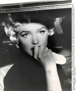 IMAGO ICONS: Marilyn Monroe American actress Marilyn Monroe in a car 02736 