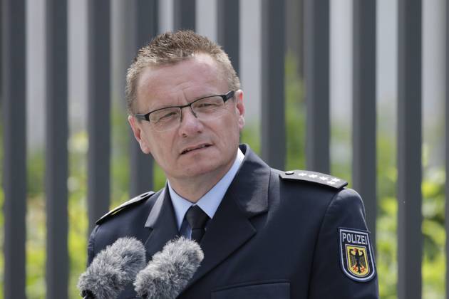 Berlin, Bundesministerium des Innern, Einweihung des Gedenkobjektes für die im Dienst ums Leben gekommenen Beschäftigten des Geschäftsbereich BMI durch BM de Maiziere, Foto: Sven Hüber, Vorsitzenden des Bundespolizeihauptpersonalrates