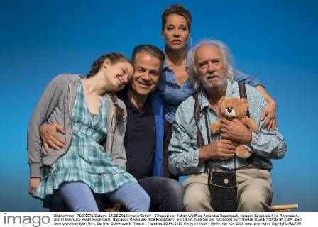 Schauspieler Achim Wolff als Amandus Rosenbach, Karsten Speck als Niko Rosenbach, Astrid Kohrs als Sarah Rosenbach, Nastassja Revvo als Tilda Rosenbach, am 14.06.2016 bei der Fotoprobe zum Theaterstueck HONIG IM KOPF nach dem gleichnamigen Film, Berliner Schlosspark Theater, Premiere 18.06.2016 Honig im Kopf - Berlin