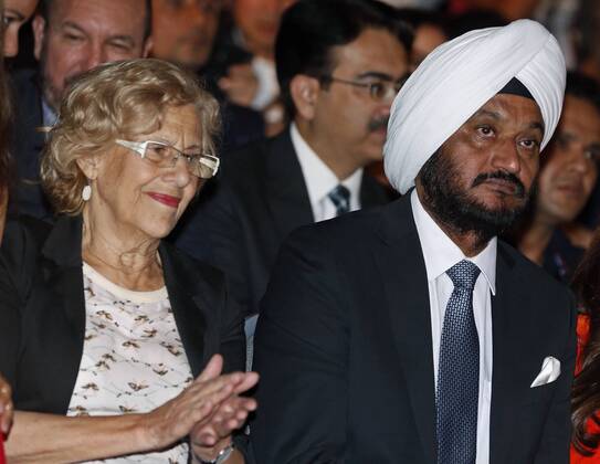 Verleihung der Bollywood Oscars in Madrid Madrid s Mayoress Manuela Carmena (L) and executive director Maruti Suzuki, R. S. Kalsi during the presentation of the IIFA-Madrid 2016, the awarding gala of Bollywood s Oscars, at Palace Hotel in Madrid, Spain, 23 June 2016. EFE Javier Lizon PRESENTATION OF THE IIFA AWARDS GALA IN MADRID !ACHTUNG: NUR REDAKTIONELLE NUTZUNG!  MAD002 20160623-636023167757318182