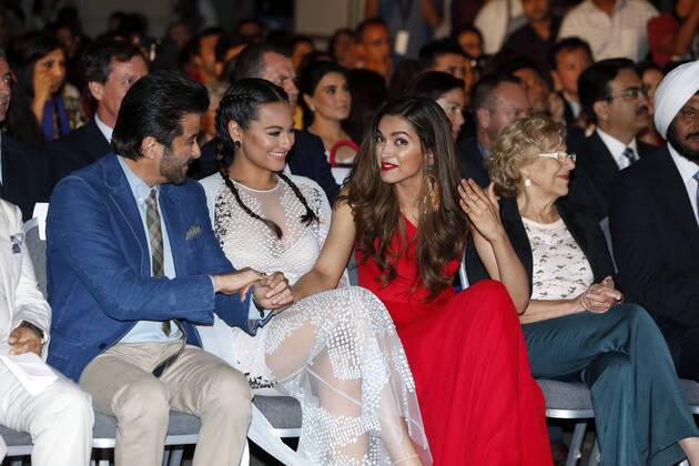 Verleihung der Bollywood Oscars in Madrid Madrid s Mayoress Manuela Carmena (R) and Indian actors Anil Kapoor (i), Sonakshi Sinha (2L) and Deepika Padukone (2R) during the presentation of the IIFA-Madrid 2016, the awarding gala of Bollywood s Oscars, at Palace Hotel in Madrid, Spain, 23 June 2016. EFE Javier Lizon PRESENTATION OF THE IIFA AWARDS GALA IN MADRID !ACHTUNG: NUR REDAKTIONELLE NUTZUNG!  MAD004 20160623-636023169144470182