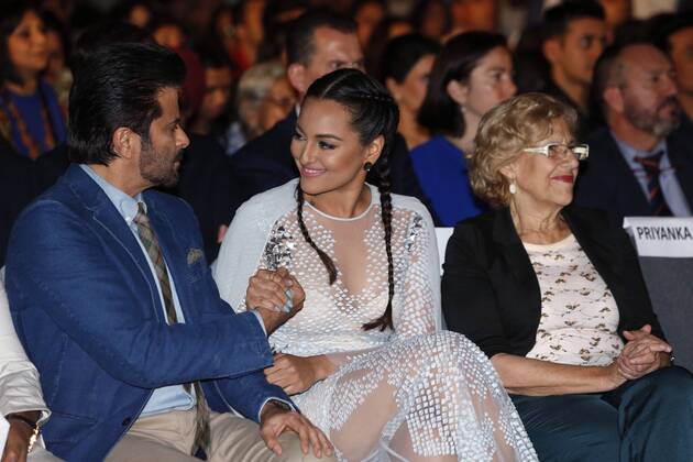 Verleihung der Bollywood Oscars in Madrid Madrid s Mayoress Manuela Carmena (R) and Indian actors Anil Kapoor (L) and Sonakshi Sinha (C) during the presentation of the IIFA-Madrid 2016, the awarding gala of Bollywood s Oscars, at Palace Hotel in Madrid, Spain, 23 June 2016. EFE Javier Lizon PRESENTATION OF THE IIFA AWARDS GALA IN MADRID !ACHTUNG: NUR REDAKTIONELLE NUTZUNG!  MAD005 20160623-636023169842258182