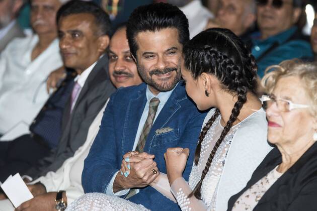 Verleihung der Bollywood Oscars in Madrid Indian actor Anil Kapoor and indian actress Sonakshi Sinha during the presentation of the IIFA Awards in Madrid. June 23, 2016.  (20160623009)