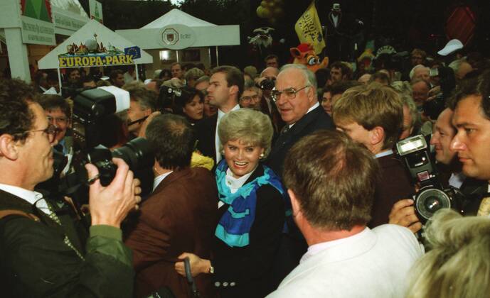 Bundeskanzler Helmut Kohl und Ehefrau Hannelore beim Kanzlerfest im Bundeskanzleramt in Bonn am 01.07.1995 (Aufnahmedatum geschaetzt) Undated photo shows German Chancellor Helmut Kohl and his wife Hannelore