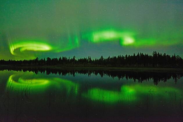 Nordlicht (Aurora borealis) spiegelt sich in einem See, Norrbotten, Lappland, Schweden, September 2015 McPGUN McPGUN