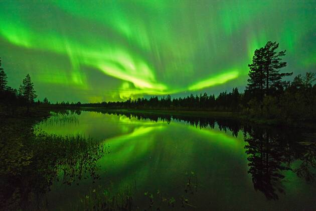 Nordlicht (Aurora borealis) spiegelt sich in einem See, Norrbotten, Lappland, Schweden, September 2015 McPGUN McPGUN
