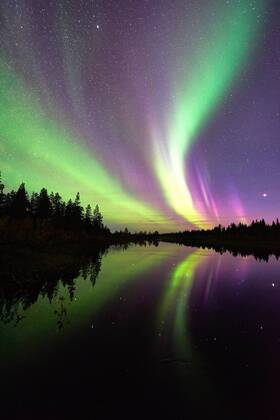Nordlicht (Aurora borealis) spiegelt sich in einem See, Norrbotten, Lappland, Schweden, September 2015 McPGUN McPGUN