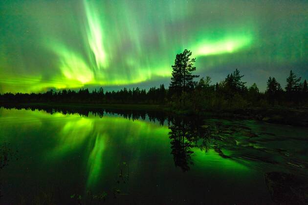 Nordlicht (Aurora borealis) spiegelt sich in einem See, Norrbotten, Lappland, Schweden, September 2015 McPGUN McPGUN