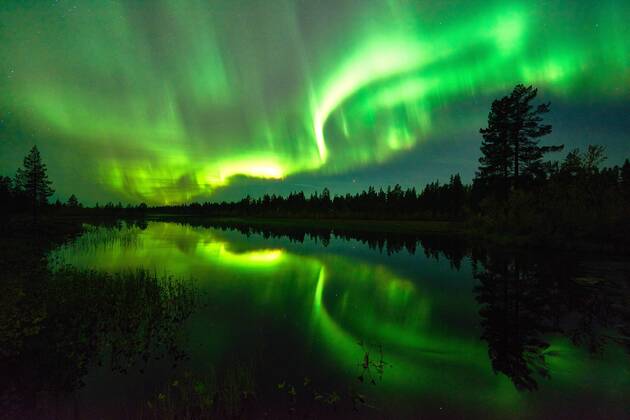 Nordlicht (Aurora borealis) spiegelt sich in einem See, Norrbotten, Lappland, Schweden, September 2015 McPGUN McPGUN