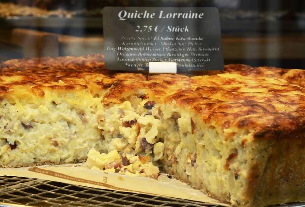Eine frisch gebackene Quiche Lorraine lockt am 17.05.2016 im Schaufenster einer Baeckerei im Belgischen Viertel in Koeln.