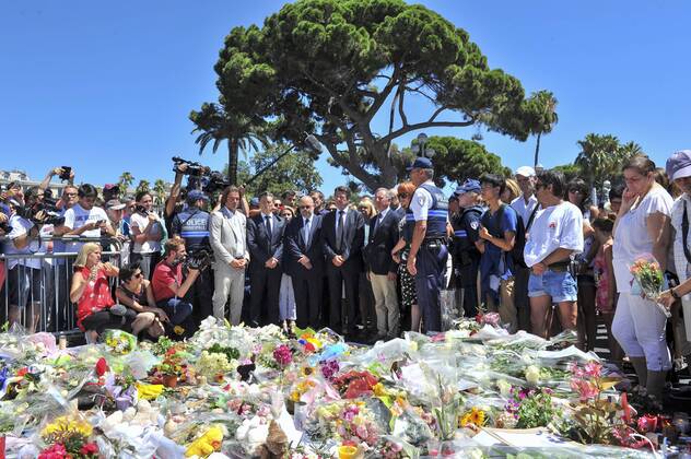 Anschlag in Nizza - Trauer an der Promenade des Anglais Nizza - Gedenken an die Opfer des Terroranschlag Attentat - Schweigeminute - christian estrosi - philippe pradal (Bürgermeister Nizza) - jose cobos (charge des sports) - 16 07 2016 NorbertScanella Panoramic 