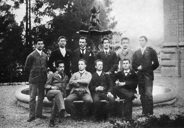 Albert Einstein (1879-1955) German-Swiss mathematician, seated left, with his graduation class at Cantonal School, Aarau, Switzerland WHA  !ACHTUNG AUFNAHMEDATUM GESCHÄTZT! Copyright: WHA UnitedArchives0390001441