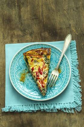 Vegetable quiche with paprika, spinach and champignon on plate  ODF001400