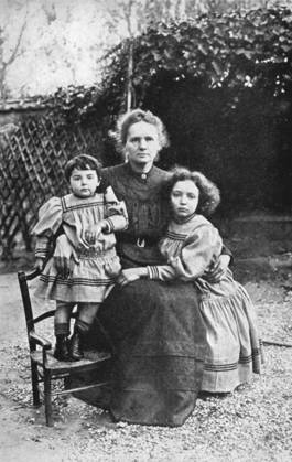 IMAGO ICONS: Marie Curie Marie Curie (1867-1934) Polish-born French physics, with her daughters Eve and Irene in 1908. WHA  !ACHTUNG AUFNAHMEDATUM GESCHÄTZT! Copyright: WHA UnitedArchives0460000408