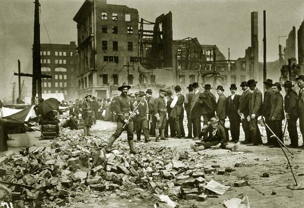 Bread line; Sixth and Mission street following the 1906 San Francisco earthquake WHA  !ACHTUNG AUFNAHMEDATUM GESCHÄTZT! Copyright: WHA UnitedArchivesWHA_054_0807