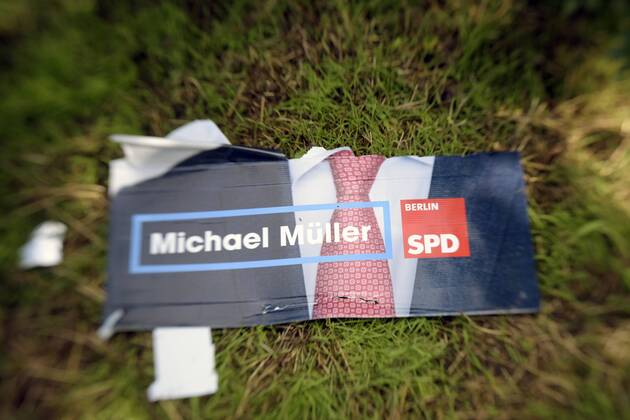 Zerstörtes und heruntergerissenes Wahlplakat der SPD von Michael Müller in Berlin-Prenzlauer Berg Wahlplakate zur Abgeordnetenhauswahl in Berlin