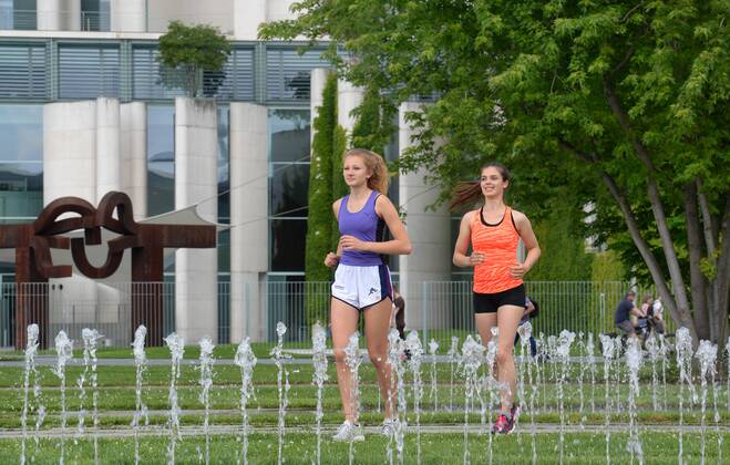 Maedchen, Joggen, Bundeskanzleramt, Tiergarten, Berlin, Deutschland Maedchen Joggen Bundeskanzleramt Berlin Deutschland