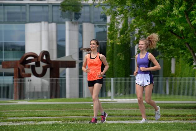 Maedchen, Joggen, Bundeskanzleramt, Tiergarten, Berlin, Deutschland Maedchen Joggen Bundeskanzleramt Berlin Deutschland