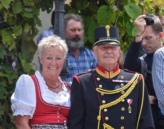 Kaiserzug nach Bad Ischl mit originaler Zuggarnitur und Dampflokomotive und Empfang des Kaiserpaares in der Kaiservilla in Bad Ischl. Dieses Bild zeigt den Offizier der k&k Feldgendarmerie Schmidhammer mit GAttin 2016 - Kaiserzug nach Bad Ischl mit originaler Zuggarnitur und Dampflokomotive und Empfang des Kaiserpaares in der Kaiservilla in Bad Ischl