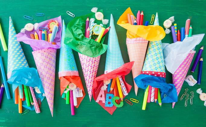 Hintergrund zum Schulanfang mit gut gefüllter Schultuete  1079703532