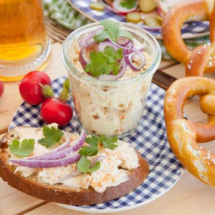 IMAGO Creative, Food, Brotzeit Food, Obazda Typisch bayrische Brotzeit mit angemachten Camembert in einem Einmachglas  1079703313