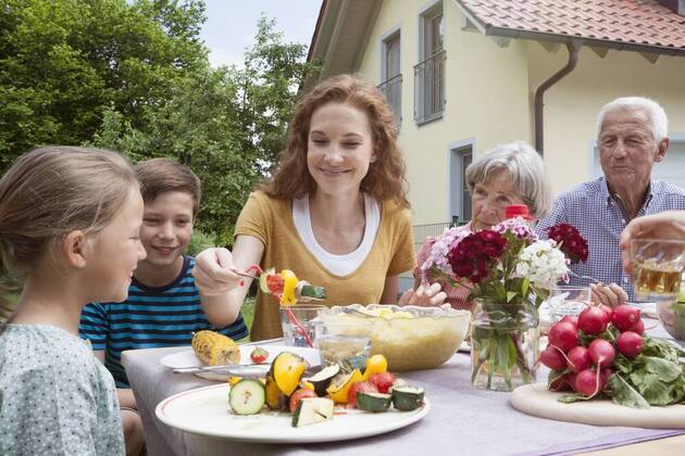 Grillen mit der Familie - Model Released Extended family dining in garden model released Symbolfoto property released  RBF004779