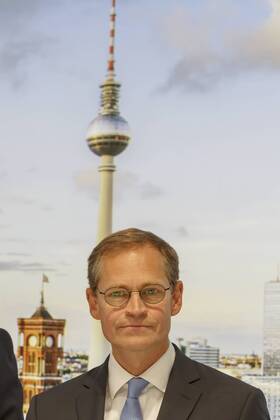 02.09.2016, Berlin, Deutschland, GER, Internationale Funkausstellung (IFA), Foto: reg. Bürgermeister von Berlin, Michael Müller (SPD) beim Eröffnungsrundgang