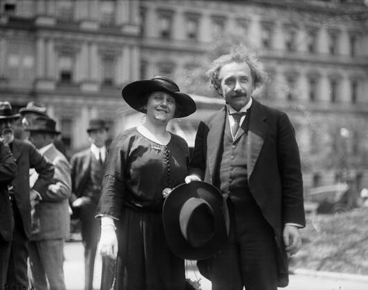 Albert Einstein with his wife Elsa, State, War, and Navy building in background, Washington DC. Photographer Harris and Ewing. 1921 and 1923. WHA  !ACHTUNG AUFNAHMEDATUM GESCHÄTZT! Copyright: WHA UnitedArchivesWHA_062_0848