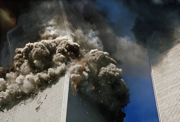 IMAGO History, Anschläge vom 11. September aus New York und Washington D.C 20 Jahre Anschläge vom 11. September: World Trade Center September 11, 2001 - New York, New York, U.S. - The south tower of the World Trade Center, left, begins to collapse in New York Tuesday 9 11. In the most horrifying attacks ever against the U.S., terrorists crashed two airliners into the World Trade center in a deadly series of blows that brought down the twin 110-story towers. New York U.S. - ZUMAg85_