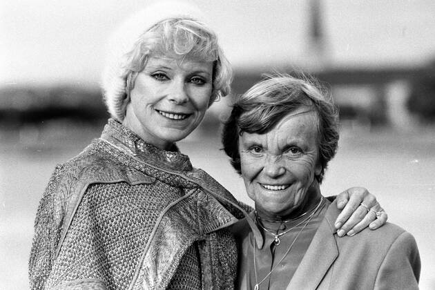 Schauspielerin Elke Sommer mit ihrer Mutter Renate Schletz 1983 in Mainz