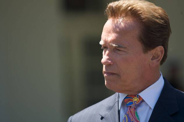 May 19, 2009 - Washington, District of Columbia, USA - California Governor ARNOLD SCHWARZENEGGER interviews with the press outside the White House after President Obama delivers an announcement on National Fuel Efficiency Policy with the Heads of all the automakers in attendance and other guests in the Rose Garden at The White House in Washington D.C. - ZUMAse4_