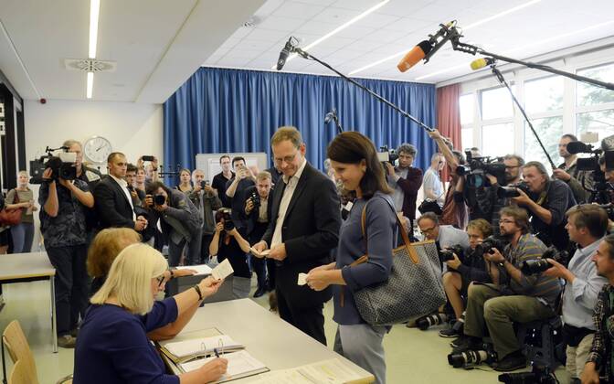 18 . 09 . 2016 , Berlin Tempelhof : Der Regierende Buergermeister von Berlin Michael Mueller waehlt in seinem Tempelhofer Wahllokal in der Dudenstrasse . Re.: Seine Ehefrau Claudia .