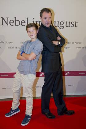 Sebastian KOCH, Schauspieler, Ivo PIETZCKER, Schauspieler, links, Filmpremiere Nebel im August , in der Lichtburg in Essen, 26.09.2016.