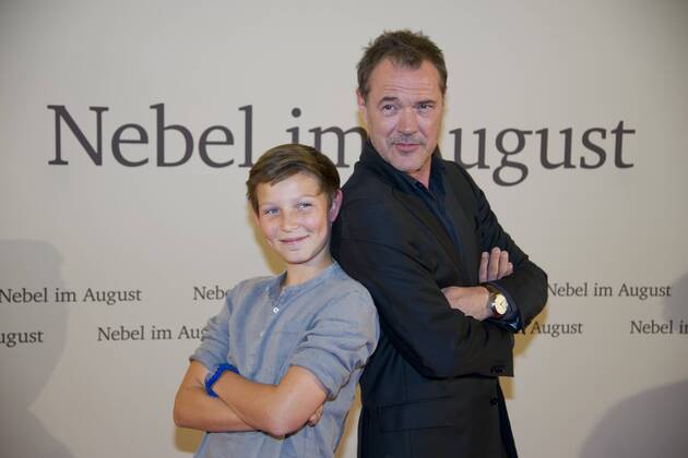 Sebastian KOCH, Schauspieler, Ivo PIETZCKER, Schauspieler, links, Filmpremiere Nebel im August , in der Lichtburg in Essen, 26.09.2016.
