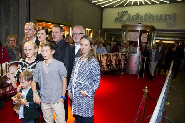 hinten von links: Kai WESSEL, Regisseur, Fritzi HABERLANDT, Schauspielerin, Sebastian KOCH, Schauspieler, Ulrich LIMMER, Produzent, davor: Jule HERRMANN, Schauspielerin, Ivo PIETZCKER, Schauspieler, Verena BENTLAGE, Filmstiftung NRW, vorne: der kleine SIMON, Komparse, Filmpremiere Nebel im August , in der Lichtburg in Essen, 26.09.2016.