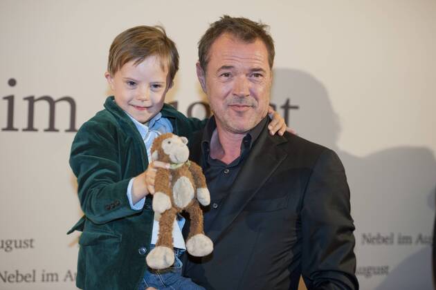 Sebastian KOCH, Schauspieler, und der kleine SIMON, Komparse, Filmpremiere Nebel im August , in der Lichtburg in Essen, 26.09.2016.