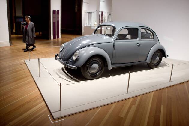 The British View Germany - Memories of a Nation, Exhibition Gropius-Bau DEU, Deutschland, Germany, Berlin, 07.10.2016 Besucher neben einem 1952 Volkswagen Pretzel Kaefer in der Ausstellung Der Britische Blick Deutschland - Erinnerungen einer Nation, The British View German - Memories of a Nation, im Martin-Gropius-Bau in Berlin. Die Ausstellung eroeffnet am 08. Oktober und geht bis 09. Januar und praesentiert ca 200 Objekte welche einen Bezug zu den letzten 600 Jahre Geschichte in Deutschland haben. Sie zeigt Spuren deutscher Identitaet aus britischer Perspektive. Visitor next to a 1952 Volkswagen Pretzel Beetle on display during his exhibition Der Britische Blick Deutschland - Erinnerungen einer Nation, The British View German - Memories of a Nation, at the Martin Gropius Bau in Berlin, Germany. The exhibition opens to the public from October 8, 2016 to January 9, 2017 and presents arou