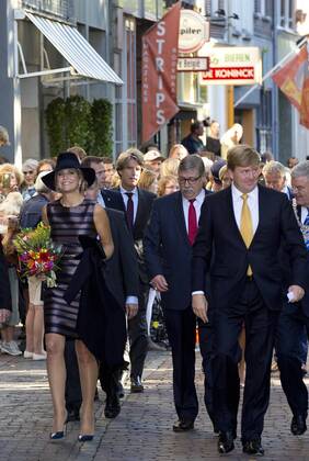 03-10-2016 Utrecht Queen Maxima and King Willem-Alexander during the exhibition ‘’Mapping Australia’’ at the Aboriginal art museum ( AAMU) in Utrecht. The exhibition shows the historical VOC maps from the 17th and 18th century and contemporary works of Aboriginal artists. The royal couple will visit Australia and New Zealand late October and early November. Copyright: PPEx