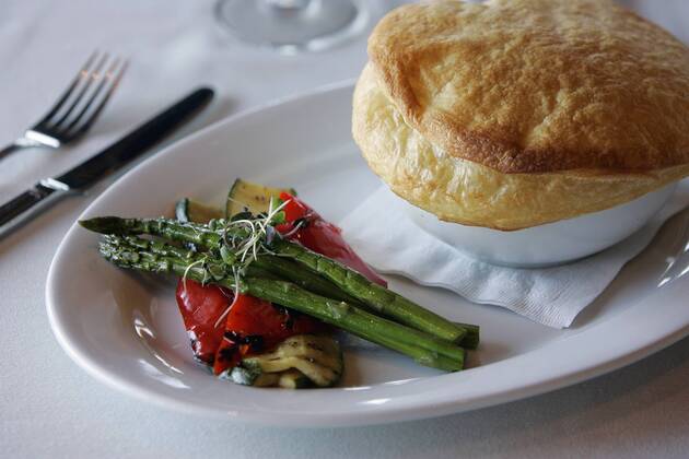 IMAGO Creative, Food, Pot Pie October 8th, 2008, Carlsbad, California, USA. This is the Chicken Pot Pie served at Canyons Restaurant on Tuesday in Carlsbad, California.._Mandatory - ZUMAs44_ 20081008_zaf_s44_062
