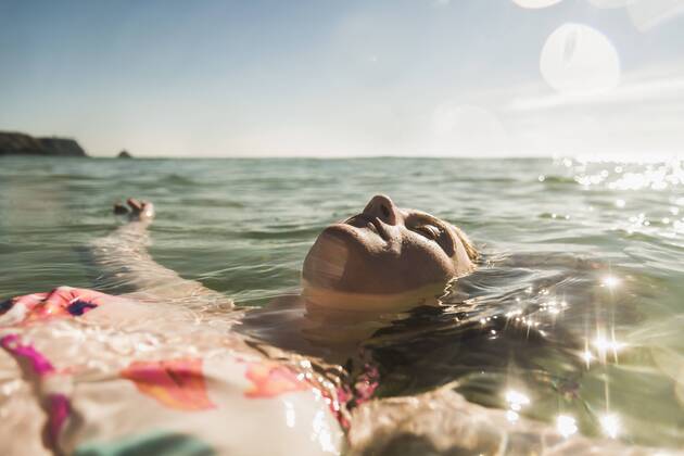 Youniverse - Young Holidays Teenage girl floating in the sea model released Symbolfoto  UUF08431