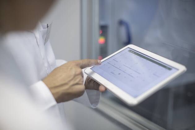 IMAGO Creative: Business, Innovative Technologie-Lösungen Two scientists sharing tablet model released Symbolfoto property released  ZEF10384