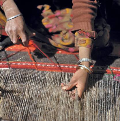 Afghanistan, Shibar Pass. A weaver works on a woolen rug in the Shibar Pass area of Afghanistan.  Copyright: xRicxErgenbrightx xDanitaxDelimont AS01 RER0097