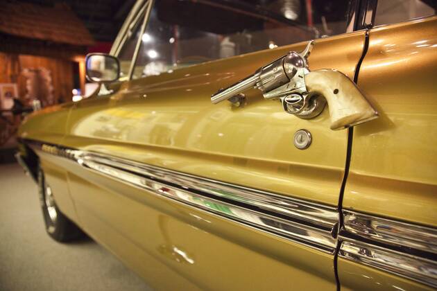 USA, Alabama, Tuscumbia. Alabama Music Hall of Fame, Happy Hal Burns, cowboy car, six-shooter revolver as door handle.  Copyright: xWalterxBibikowx xDanitaxDelimont US01 WBI0273